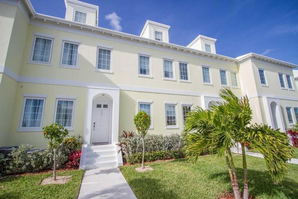 Luxury Townhouse In Palm Cay, Bahamas